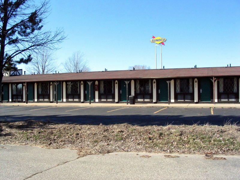 Super 7 Inn & Suites Saginaw (Saginaw Inn, Knights Inn) - April 2005